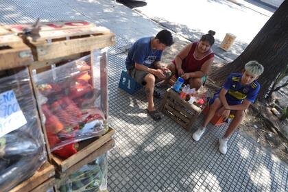 Desayuno en la vereda, una postal repetida en los barrios sin luz