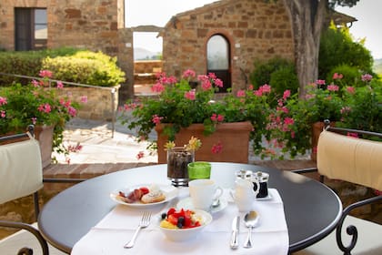 Desayuno en un patio del castillo con vista a los viñedos