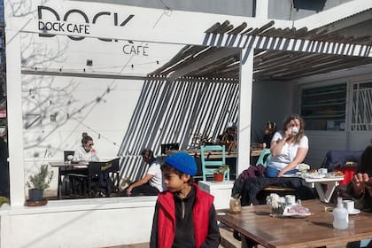 Desayunos al sol frente al puerto