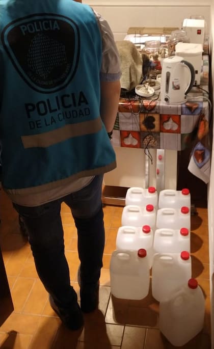 Desbaratan en Núñez un laboratorio clandestino que usaba dióxido de cloro para producir una "solución milagrosa" que curaba todo tipo de enfermedades