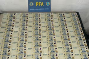 Billetes de $20.000, la pista que puso al descubierto una banda que falsificaba dólares y pesos
