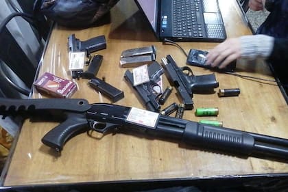 Las armas secuestradas en poder de los sospechosos