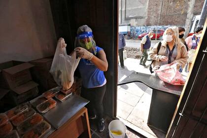 Para prevenir los contagios, los comedores se reconvirtieron y entregan viandas individuales o familiares