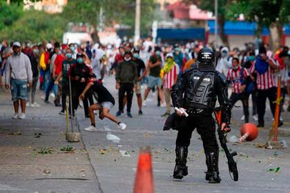 Desbordes, descontrol y enfrentamientos entre ciudadanos de Barranquilla (varios, con la camiseta de Junior) y la policía; la Copa América comenzará el 13 de junio, la Conmebol por ahora confirma a la Argentina y Colombia como sedes