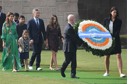 Descalzas, participaron del ritual en homenaje a Ghandi. Tanto Juliana Awada como sus dos hijas, Antonia y Valentina, llevaron estampas florales.