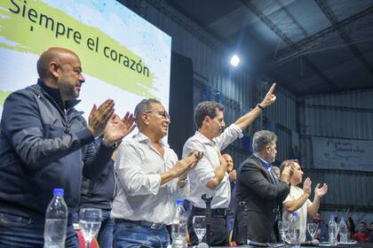 Descalzo, con De Pedro, el miércoles, en un plenario peronista en Ituzaingó