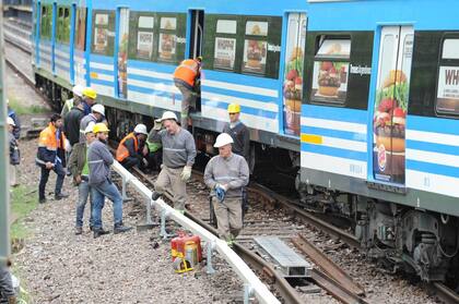 Empleados del ferrocarril trabajan para normalizar el servicio