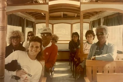 "Descansa en Paz querida Betty! Siempre te recordaré con esa sonrisa", escribió Mecha Paz en Twitter, acompañado por una antigua foto junto con Gaby y parte de su familia.