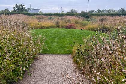 Descansos en el recorrido del jardín.