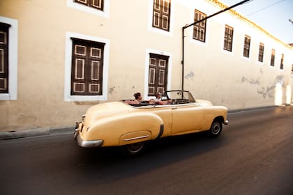 Descapotable en el casco histórico de Santiago de Cuba