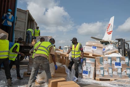 Descarga de suministros donados por la Unión Europea para apoyar la lucha contra el ébola en el aeropuerto de Bunia, Congo