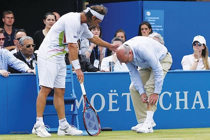 Descarga. En el torneo de Queen''''s, cuando pateó un cartel y lastimó a un juez de línea