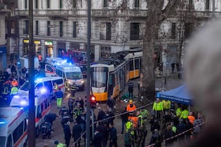 Descarrila tranvía en Milán y se estrella contra edificio; hay 2 muertos