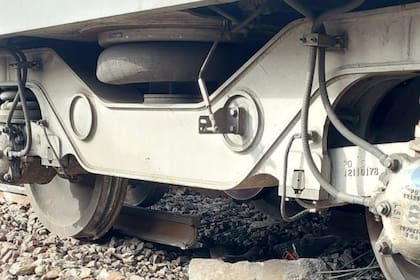 Descarriló una formación del tren San Martín en Palermo, el SAME trabaja en el lugar y asiste a los heridos que son trasladados a diferentes hospitales. Vista de las vías del tren rotas