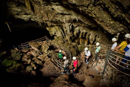 Descenso a la gruta de São Miguel.