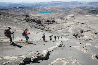 Descenso del volcán Copahue, en Neuquén