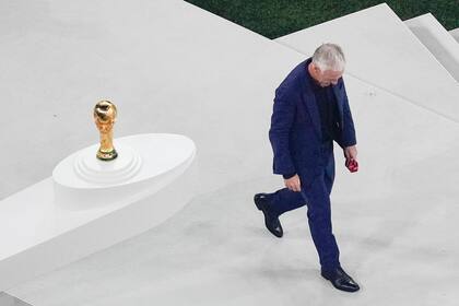 Deschamps pasa junto a la Copa del Mundo que Francia perdió ante la Argentina