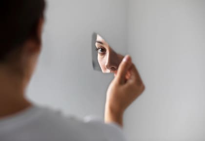 Desconectarse socialmente o perder el sentido de la realidad es un síntoma claro de duelo agravado