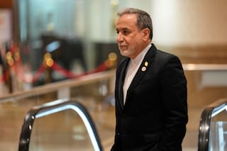 Desconfianza frena conversaciones para acabar la guerra con EE.UU., dice alto diplomático iraní