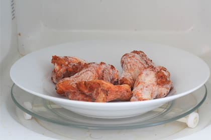 Descongelar pollo o carne en el microondas puede cocinarla antes de tiempo, así como reducir sus propiedades y gusto