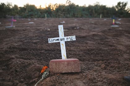 Desconocido. Una cruz y un ladrillo marcan la tumba de un hombre sin identificar, en un cementerio donde yacen indocumentados en Holtville, California