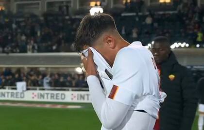 Desconsolado, Paulo Dybala se retira entre lágrimas