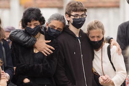 Desconsolado, Yaco, su ex pareja, abraza a sus hijos y a su actual mujer, la cocinera Chantal Abad.
