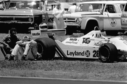 Desconsuelo de Carlos Reutemann, que se quedó afuera muy temprano en el GP de 1980