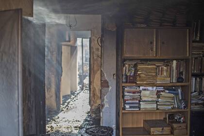 Desconsuelo por los daños provocados por los incendios forestales en el pueblo de Mati, Grecia
