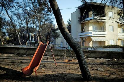 Desconsuelo por los daños provocados por los incendios forestales en el pueblo de Mati, Grecia