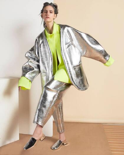 Descontracturada. Sastrería de silueta oversized en materiales no convencionales