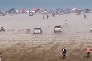 Dos conductores corrieron una picada ilegal entre una multitud de gente