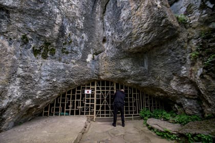 Un diente y fragmentos de hueso encontrados en una cueva en Bulgaria revelaron la existencia del Homo sapiens más antiguo de Europa conocido hasta el momento.