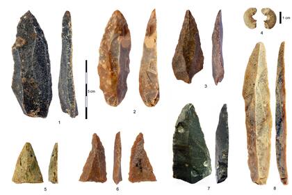 Artefactos de piedra del Paleolítico Superior Inicial encontrados.