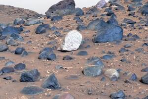 Una expedición de la NASA en Marte descubrió una misteriosa piedra única en su tipo