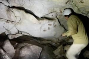 Descubren en México decenas de huellas de manos de niños de hace 1200 años