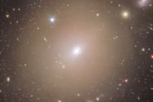 Descubren un anillo de Einstein a 590 millones de años luz de la Tierra (Fuente: J.-C. Cuillandre, G. Anselmi, T. Li)