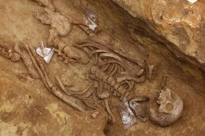 Los esqueletos fueron enterrados en ataúdes de madera, junto a ofrendas como jarras y copas de cerámica.