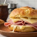 El sándwich de jamón y queso con pan de chipa que es furor por su sencillez
