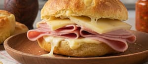 El sándwich de jamón y queso con pan de chipa que es furor por su sencillez