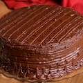 La torta de chocolate y frutos rojos ideal para hacer este San Valentín