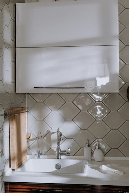 Descubrí cómo retirar por completo la mugre de las juntas de los azulejos