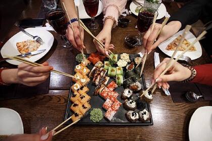 Descubrí la "experiencia más allá del sushi" que propone Roll Me Up!
