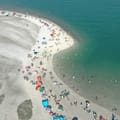 La playa argentina con agua turquesa que parece “brotar desde el suelo”