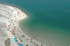 Similar al Caribe: la playa argentina con agua turquesa que parece “brotar desde el suelo”