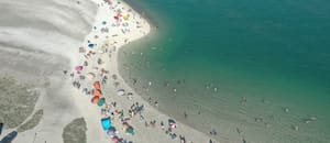 La playa argentina con agua turquesa que parece “brotar desde el suelo”