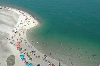 La playa argentina similar al Caribe con agua turquesa que parece “brotar desde el suelo”