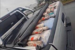 Chocaron y abandonaron una camioneta que llevaba una tonelada de hoja de coca