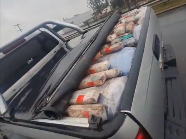 Video | Panamericana: chocaron y abandonaron una camioneta que llevaba una tonelada de hoja de coca