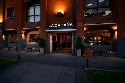 Desde 1935, La Cabaña funcionó en tres lugares diferentes, esta es su actual fachada